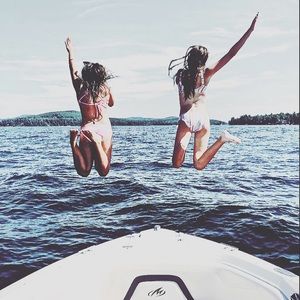 Meet your Posher, Alyssa and Jenna